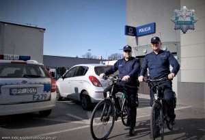 Zdjęcie przedstawiające dójkę dzielnicowych stojących przy rowerach