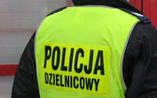 Zdjęcie przedstawiające policjanta ubranego w kamizelkę odblaskową z napisem Policja dzielnicowy