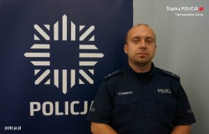 Zdjęcie przedstawiające dzielnicowego, który pomógł uczniowi