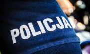 Zdjęcie przedstawiające naszywkę policyjną z napisem Policja przypinaną do ramienia na rzep