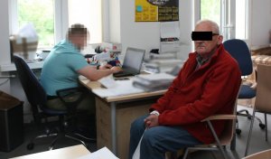 Zdjęcie przedstawiające zatrzymanego za uszkodzenie 11 pojazdów