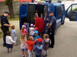 Zdjęcie przedstawiające policjantów podczas prezentacji  przedszkolakom radiowozu