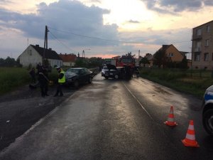 Zdjęcie przedstawiające policjantów obsługujących wypadek drogowy