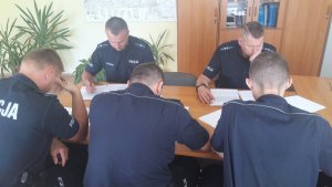 Zdjęcie przedstawiające policjantów rozwiązujących test wiedzy