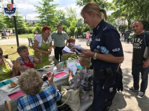 Zdjęcie przedstawiające dzielnicową podczas spotkania z seniorami