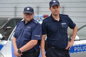 Zdjęcie przedstawiające dwójkę  umundurowanych policjantów