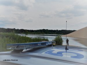 Zdjęcie przedstawiające funkcjonariusza Policji podczas kontroli linii brzegowej