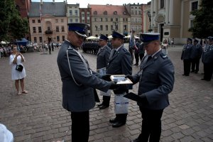 Zdjęcie przedstawiające wręczanie nagród dzielnicowym