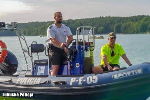 Zdjęcie przedstawiające policjanta oraz ratownika WOPR płynących łodzią