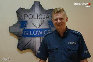 Zdjęcie przedstawiające umundurowanego policjanta