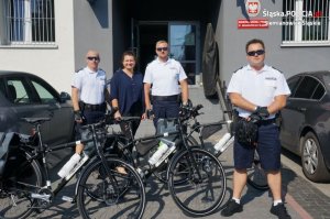 Zdjęcie przedstawiające policjantów stojących przy rowerach