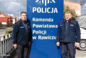 Zdjęcie przedstawiające dwójkę policjantów, którzy uratowali seniora