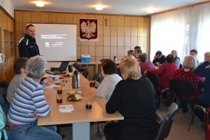 Zdjęcie przedstawiające dzielnicowego podczas spotkania z mieszkańcami