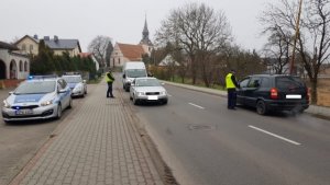 Zdjęcie przedstawiające policjantów podczas służby na drodze