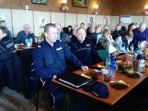 Zdjęcie przedstawiające policjanta podczas spotkania z działkowcami