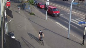 Zdjęcie przedstawiające mężczyznę jadącego na rowerze