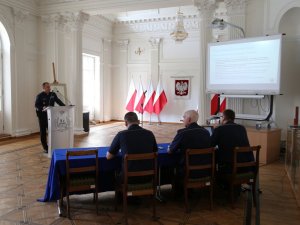 Zdjęcie przedstawiające dzielnicowego podczas prelekcji