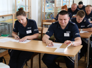 Zdjęcie przedstawiające policjantów rozwiązujących test wiedzy