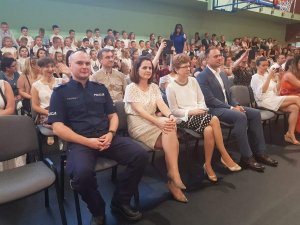 Zdjęcie przedstawiające policjanta podczas wizyty na apelu w szkole