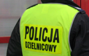 Zdjęcie przedstawiające odblaskową kamizelkę policyjną z napisem Policja Dzielnicowy