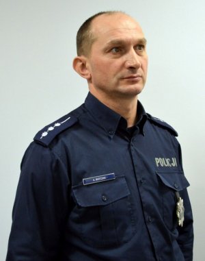 Zdjęcie przedstawiające umundurowanego policjanta