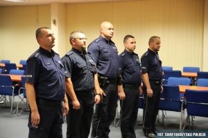 Zdjęcie przedstawiające pięcioro umundurowanych policjantów