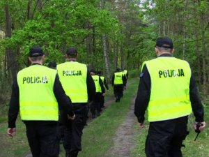 Zdjęcie przedstawiające policjantów w odblaskowych kamizelkach