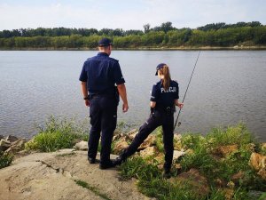 Zdjęcie przedstawiające policjantów patrolujących teren akwenu wodnego