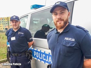 Zdjęcie przedstawiające dwójkę umundurowanych policjantów