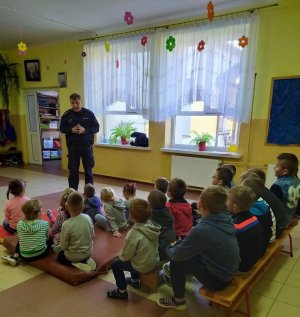 Zdjęcie przestawiające policjanta podczas spotkania z przedszkolakami