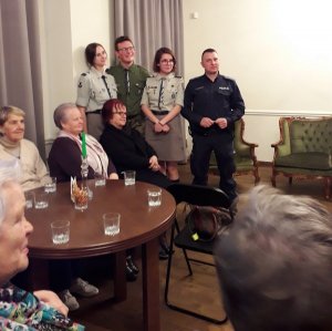 Zdjęcie przedstawiające policjanta podczas spotkania z seniorami