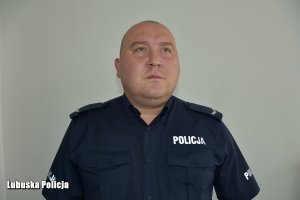 Zdjęcie przedstawiające umundurowanego policjanta