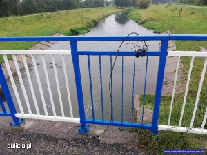 Zdjęcie przedstawiające barierkę mostu na rzece