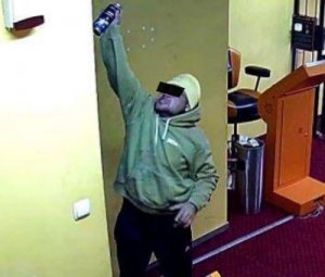 Zdjęcie przedstawiające mężczyznę, który trzyma w reku farbę w sprayu