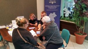 Zdjęcie przedstawiające policjantów podczas spotkania z seniorami