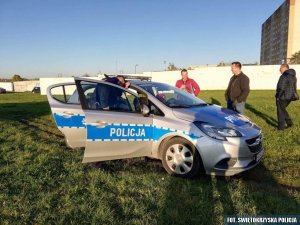 Zdjęcie przedstawiające policjanta podczas spotkania z mieszkańcami