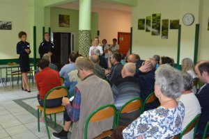 Zdjęcie przedstawiające policjantów podczas spotkania z pensjonariuszami Domu Pomocy Społecznej