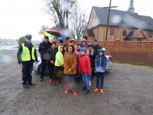 Zdjęcie przedstawiające policjantów stojących z dziećmi, którym udzielali porad na temat bezpieczeństwa