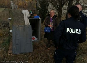 Zdjęcie przedstawiające dwójkę umundurowanych policjantów rozmawiających z kobietą