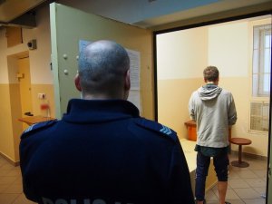 Policjant podczas czynności służbowych z podejrzanym