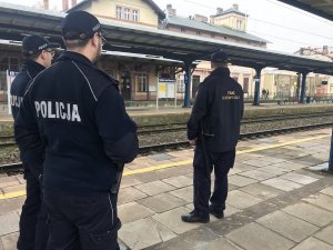 Zdjęcie przedstawiające  dwójkę policjantów oraz funkcjonariusza Straży Ochrony Kolei podczas wykonywania obowiązków służbowych