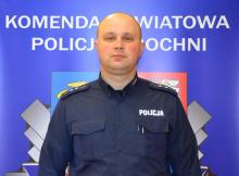 Zdjęcie przedstawiające umundurowanego policjanta