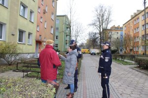 Zdjęcie przedstawiające policjantów podczas spotkania z mieszkańcami