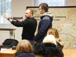 Zdjęcie przedstawiające policjanta podczas spotkania z młodzieżą szkolną