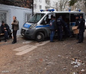 Zdjęcie przedstawiające policjantów rozdających ciepłe posiłki