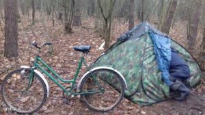 Zdjęcie przedstawiające osobę wchodzącą do namiotu