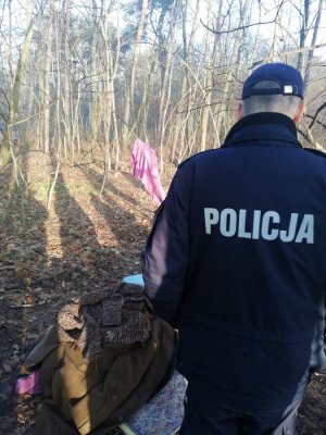 Zdjęcie przedstawiające umundurowanego policjanta