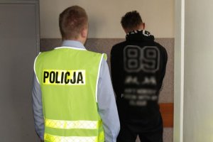 Zdjęcie przedstawiające policjanta wraz z zatrzymanym