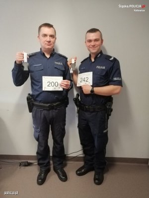 Zdjęcie przedstawiające dwójkę umundurowanych policjantów uczestników biegu