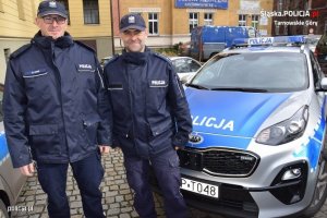 Zdjęcie przedstawiające dwójkę umundurowanych policjantów